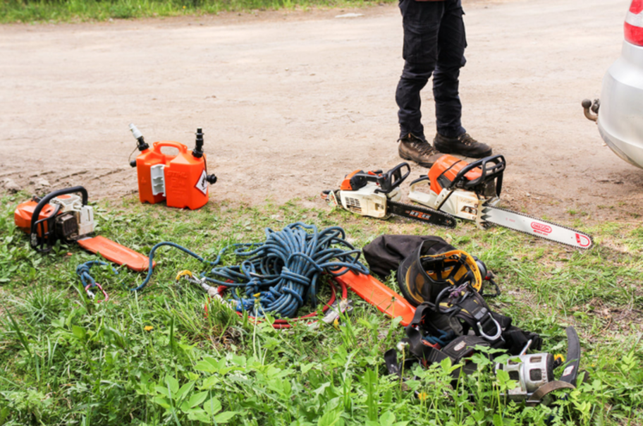 Chain saw and other equipment used by Emondage Longueuil Pro pruners and trimmers.